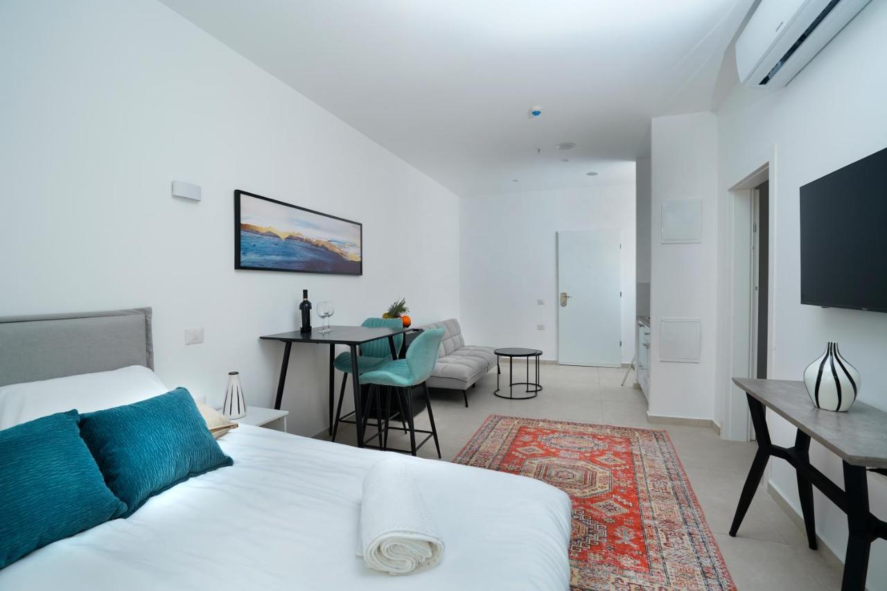 Hi-Yam Seaview Apartments & Suites - יש ממ"ד バト・ヤム エクステリア 写真
