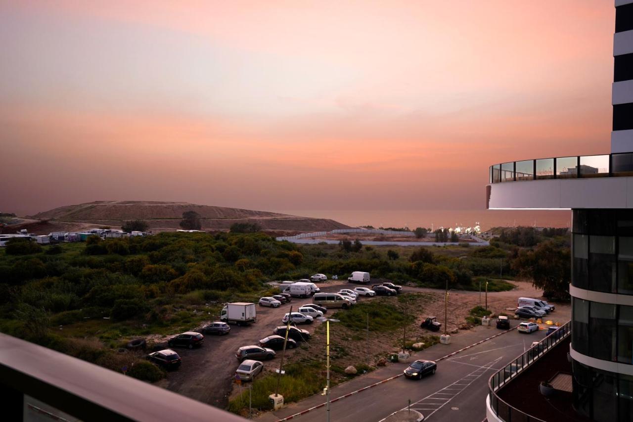 Hi-Yam Seaview Apartments & Suites - יש ממ"ד バト・ヤム エクステリア 写真