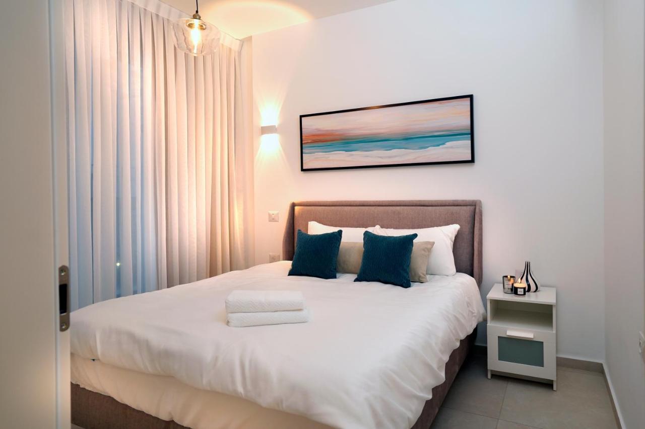 Hi-Yam Seaview Apartments & Suites - יש ממ"ד バト・ヤム エクステリア 写真
