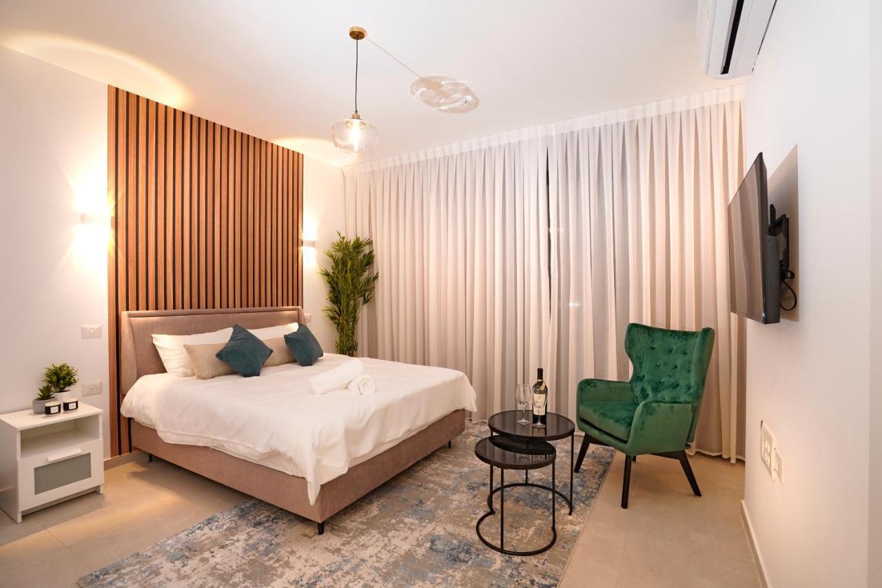 Hi-Yam Seaview Apartments & Suites - יש ממ"ד バト・ヤム エクステリア 写真