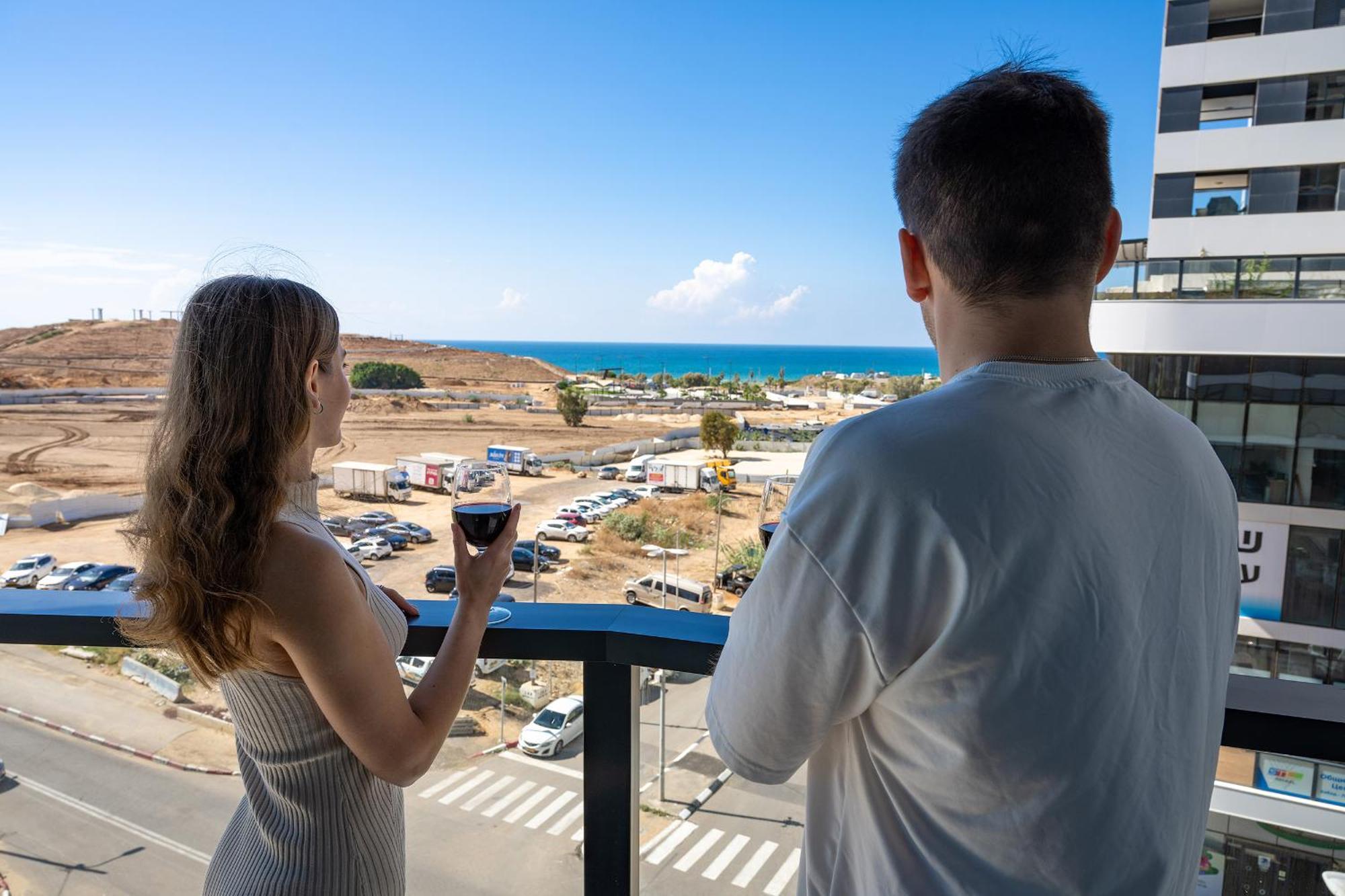 Hi-Yam Seaview Apartments & Suites - יש ממ"ד バト・ヤム エクステリア 写真