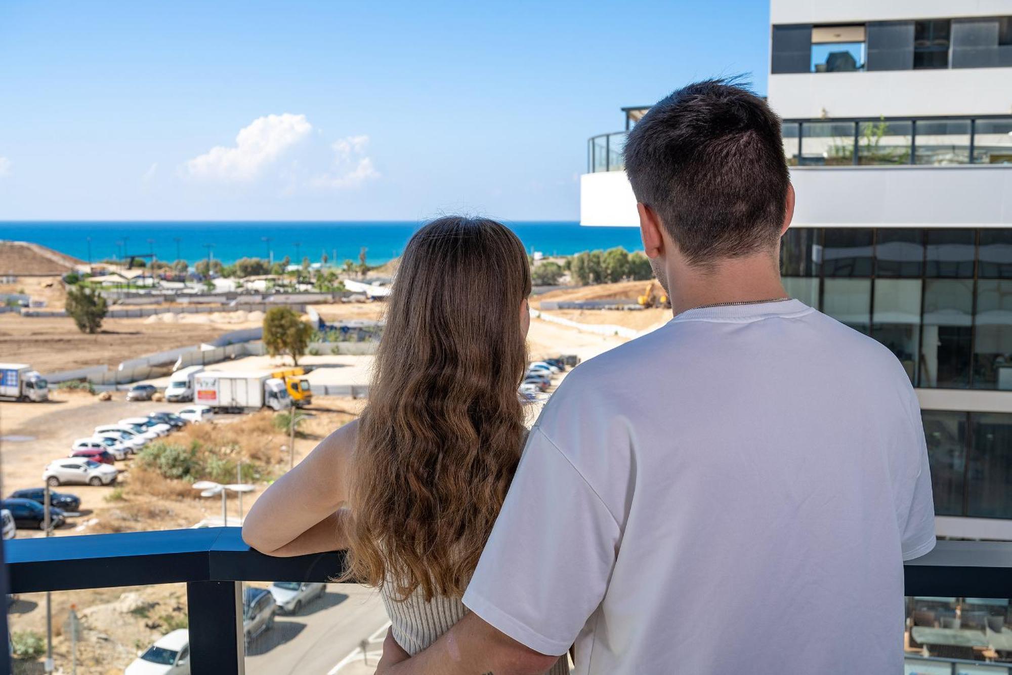 Hi-Yam Seaview Apartments & Suites - יש ממ"ד バト・ヤム エクステリア 写真