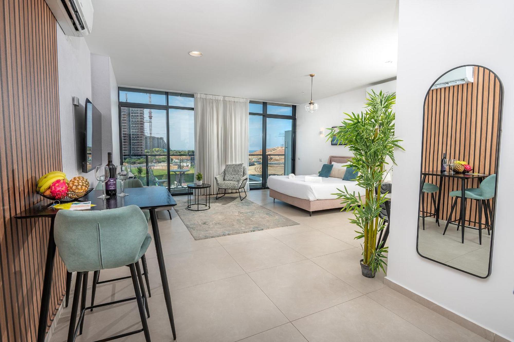 Hi-Yam Seaview Apartments & Suites - יש ממ"ד バト・ヤム エクステリア 写真