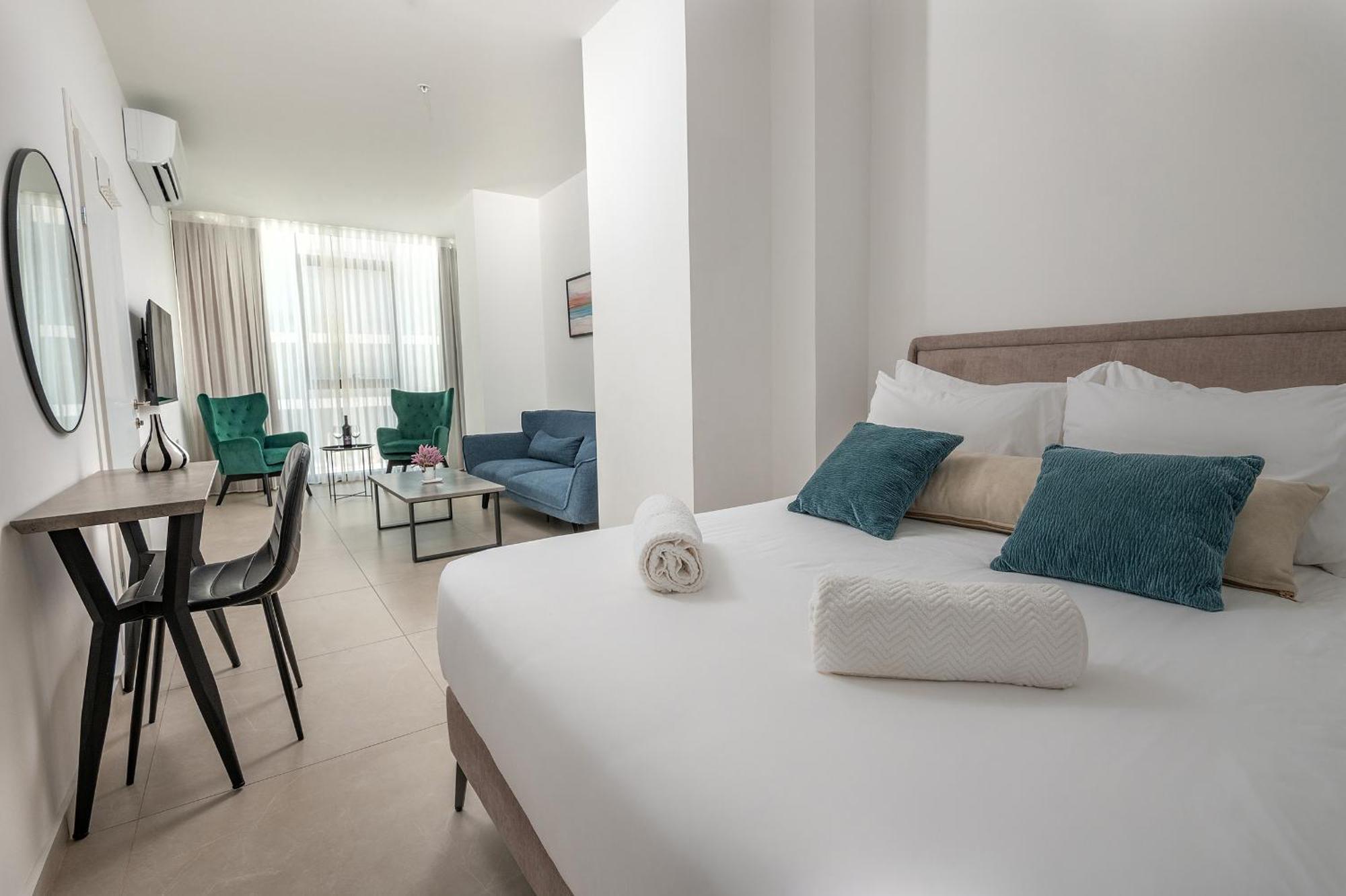 Hi-Yam Seaview Apartments & Suites - יש ממ"ד バト・ヤム エクステリア 写真