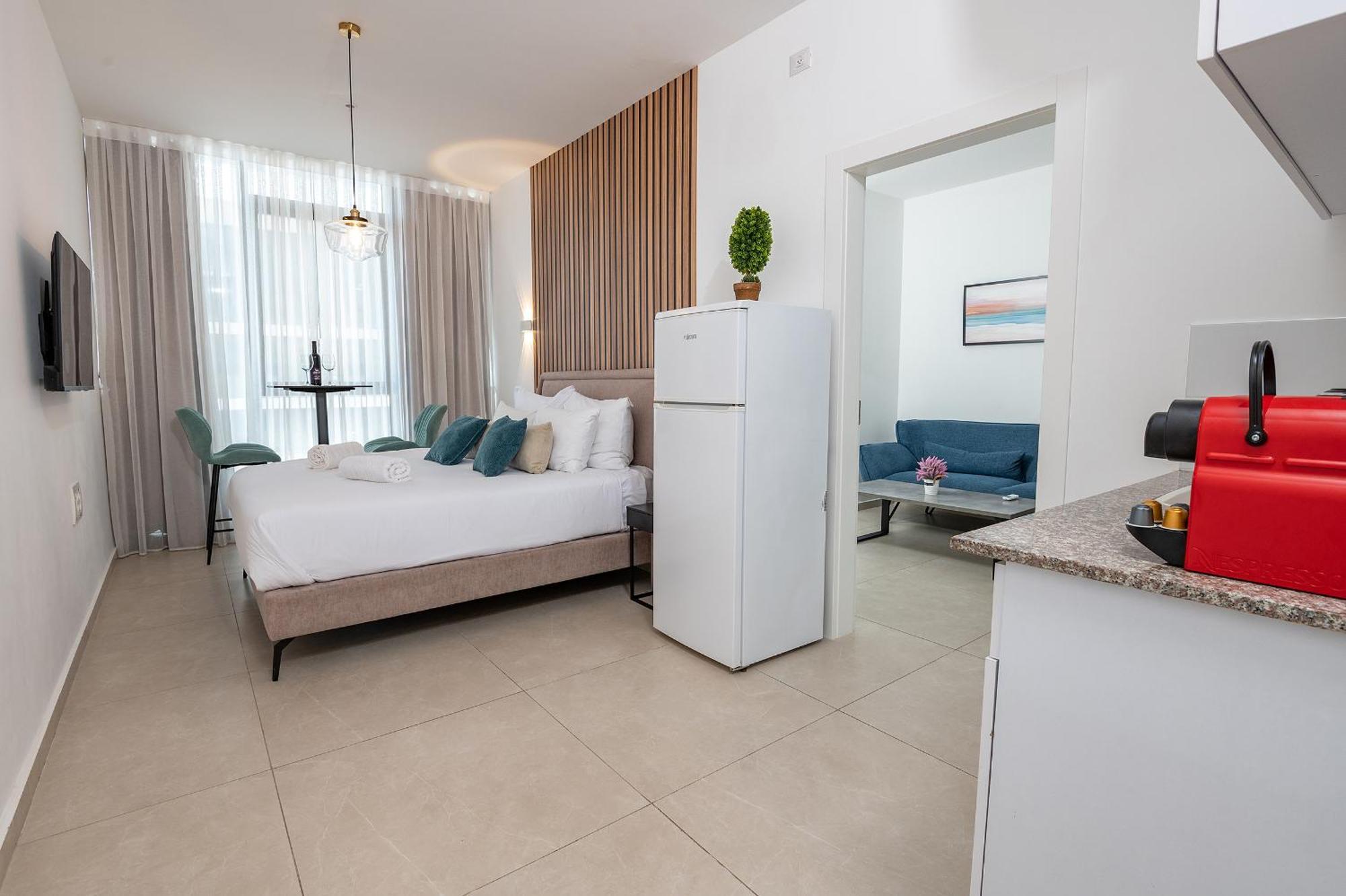 Hi-Yam Seaview Apartments & Suites - יש ממ"ד バト・ヤム エクステリア 写真