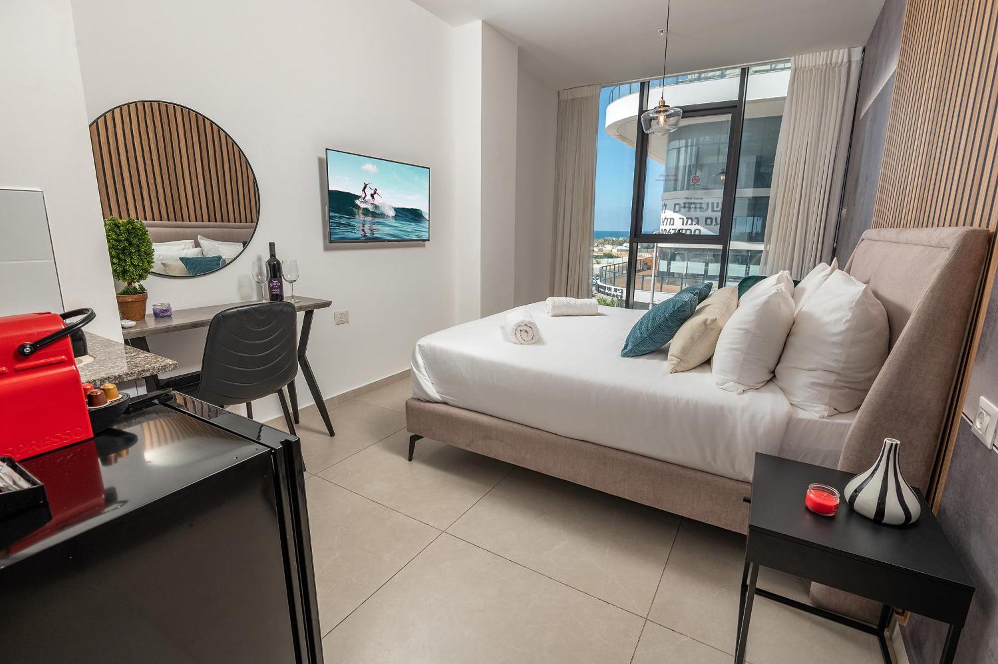 Hi-Yam Seaview Apartments & Suites - יש ממ"ד バト・ヤム エクステリア 写真